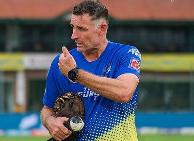 தோனி தாமதமாக பேட்டிங் செய்ய இதுதான் காரணம்: மைக்கேல் ஹஸ்ஸி