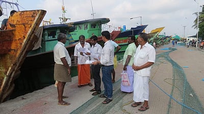 நாகையில் விசைப்படகுகளை ஆய்வு செய்யும் மீன்வளத்துறையினர்