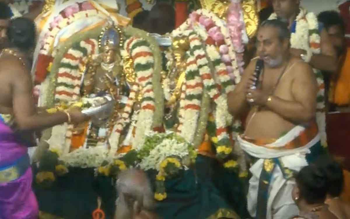 மதுரை மல்லிகை, கனகாம்பரம், சம்பங்கி, பெங்களூரு ரோஜா, தாய்லாந்து நாட்டிலிருந்து வரவழைக்கப்பட்ட ஆா்க்கிட் போன்ற 10 டன் மலா்களைக் கொண்டு திருக்கல்யாண மேடை அலங்காரம் செய்யப்பட்டிருந்தது.