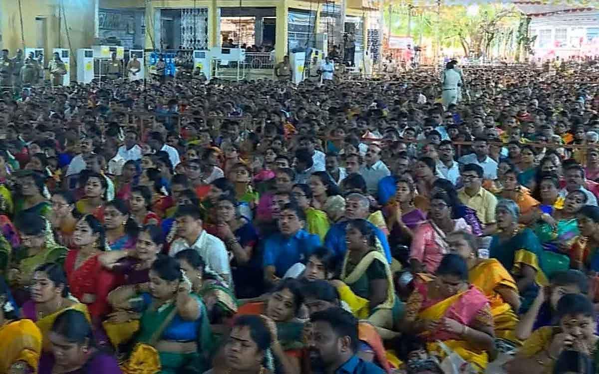 திருக்கல்யாணத்தில் கட்டண தரிசனம் 6 ஆயிரம் பேர், கட்டணமில்லா தரிசனம் 6 ஆயிரம் பேர் என மொத்தம் 12 ஆயிரம் பேர் அமரும் வகையில் தகரப் பந்தல் அமைக்கப்பட்டிருந்தன.