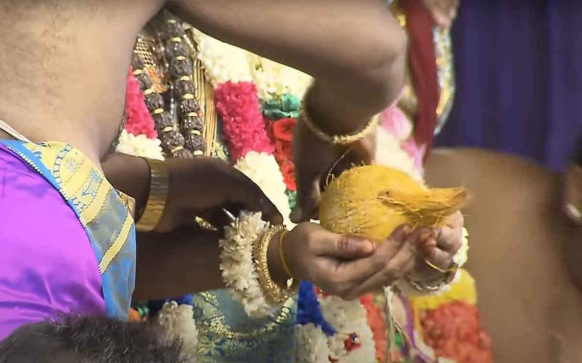 முக்கிய நிகழ்வான மீனாட்சி - சுந்தரேசுவரா் திருக்கல்யாணம் செவ்வாய்க்கிழமை காலை கோலாகலமாகத் தொடங்கியது.