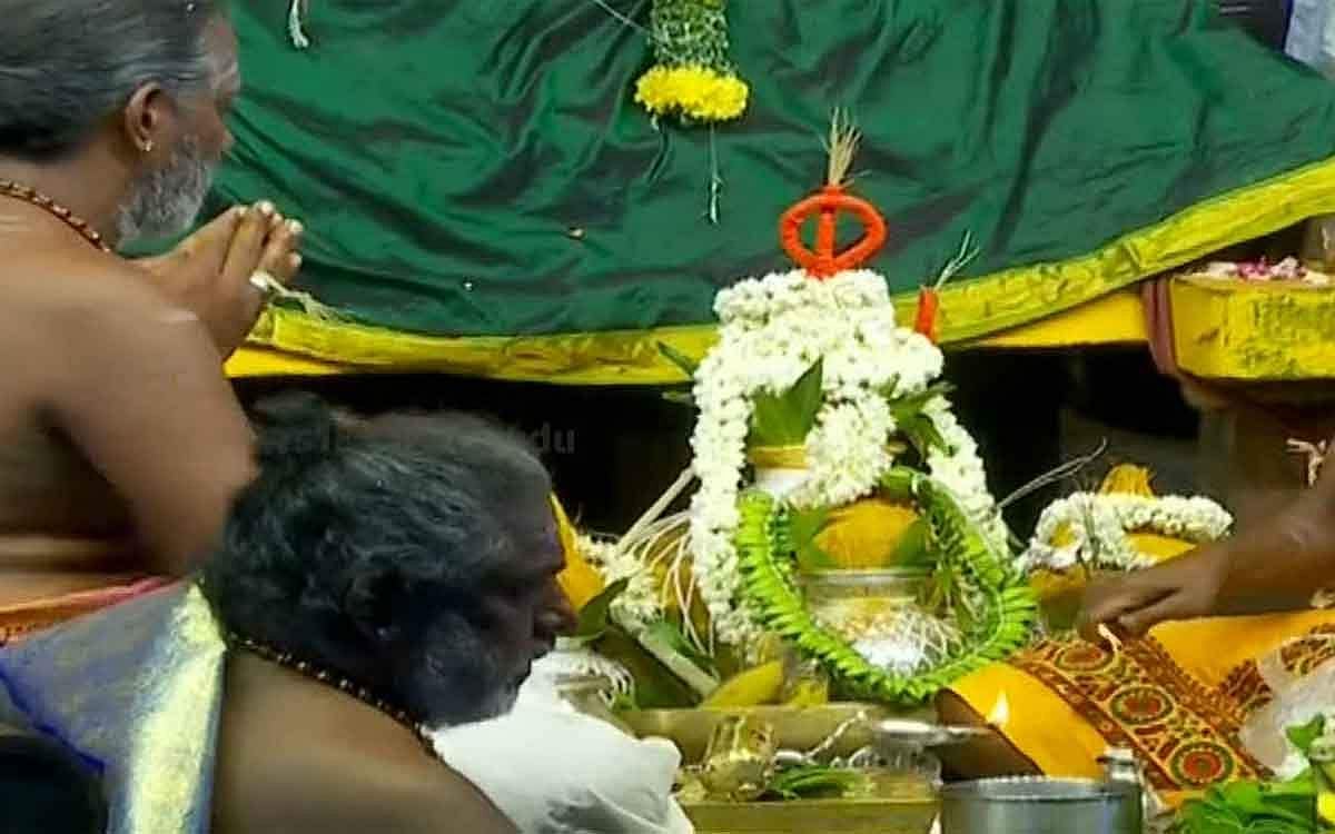 சிவாச்சாரியார்களால் வேத மந்திரங்கள் ஓதப்பட்டு, சுவாமியின் பிரதிநிதியாக பட்டர்கள், காலை 8.38 மணிக்கு, மாலை மாற்றும் வைபவத்தை நடத்தினர்.