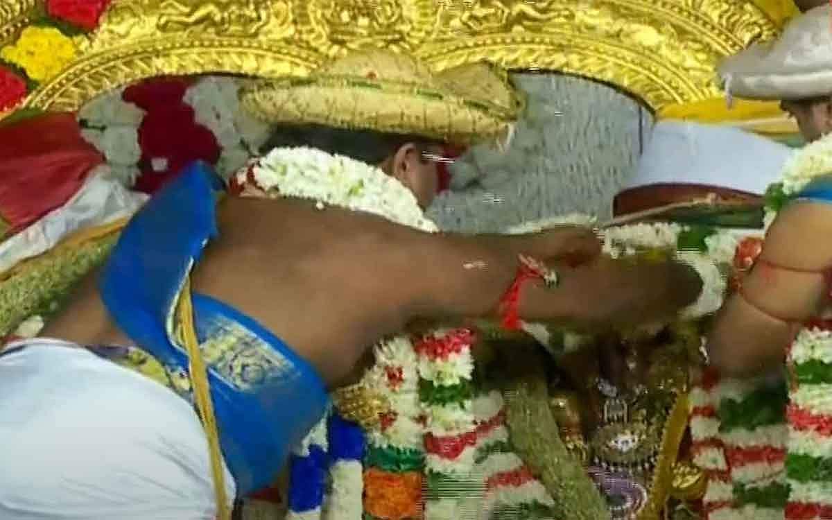 காலை 8.38 மணிக்கு, மாலை மாற்றும் வைபவத்தை நடத்தினர். தொடர்ந்து, மணக்கோலத்தில் தனி வாகனத்தில் எழுந்தருளிய மீனாட்சியம்மனுக்கு மங்கள நான் அணிவிக்கப்பட்டது.