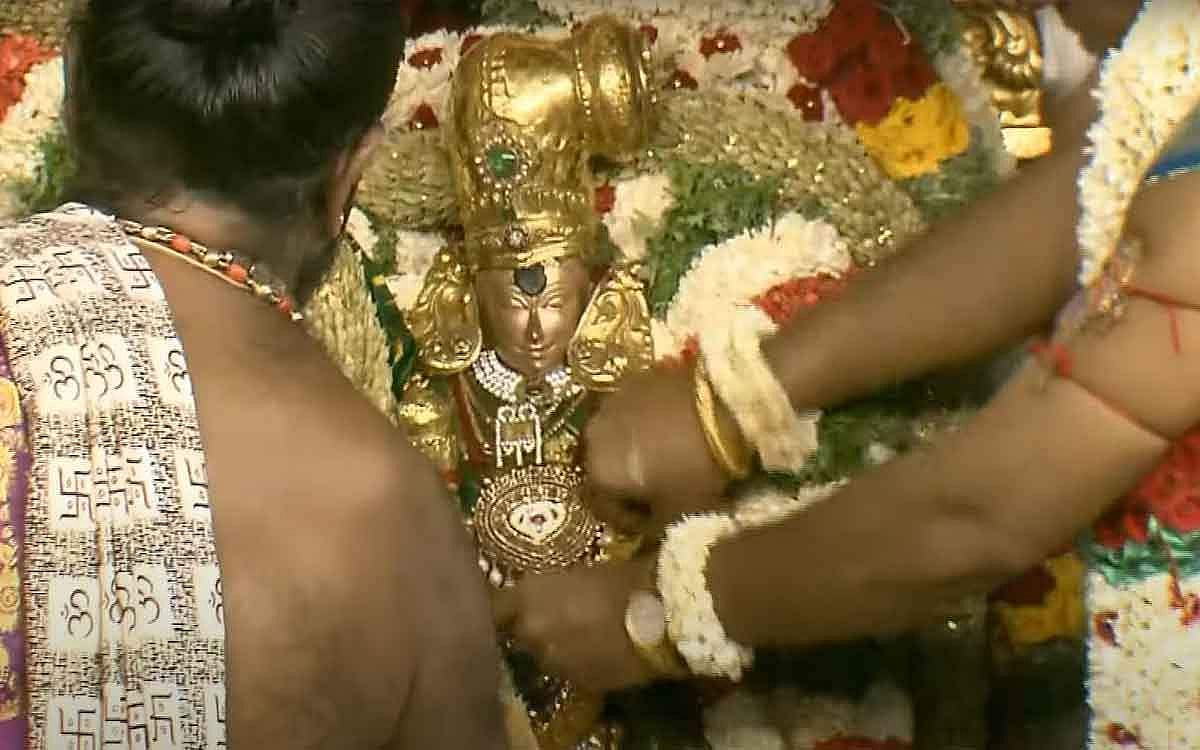 வேத, மந்திரங்கள் முழங்க காலை 8.35 மணிக்கு மேல் காலை 8.59 மணிக்குள் மிதுன லக்னத்தில் மீனாட்சி சுந்தரேசுவரா் திருக்கல்யாணம் கோலாகலமாக நடைபெற்றது.