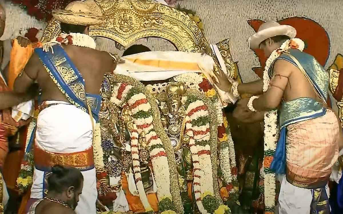 மங்கள அரசியான மீனாட்சிக்கும், பிரியாவிடையுடன் சுந்தரேசுவரருக்கும் மகா தீபாராதனை, பூஜைகளுடன் திருக்கல்யாண வைபவம் கோலாகலமாக நடைபெற்றது.