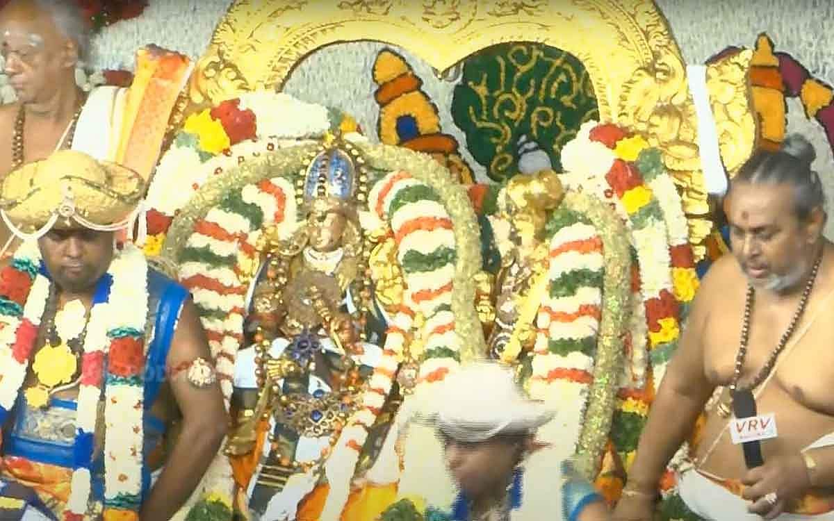 வண்ண மலர்களால் அலங்கரிக்கப்பட்டிருந்த திருக்கல்யாண மண்டபத்துக்கு, சிறப்பு அலங்காரத்தில் மீனாட்சி அம்மன், பிரியாவிடையுடன் சுந்தரேசுவரர் எழுந்தருளினர்.