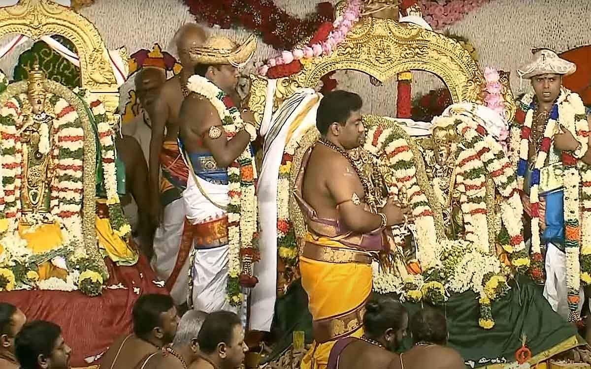 மதுரை மல்லிகை, கனகாம்பரம், சம்பங்கி, பெங்களூரு ரோஜா, தாய்லாந்து நாட்டிலிருந்து வரவழைக்கப்பட்ட ஆா்க்கிட் போன்ற 10 டன் மலா்களைக் கொண்டு திருக்கல்யாண மேடை அலங்காரம் செய்யப்பட்டிருந்தது.