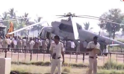 மணலில் சிக்கிய பிரதமரின் பாதுகாப்பு ஹெலிகாப்டர்