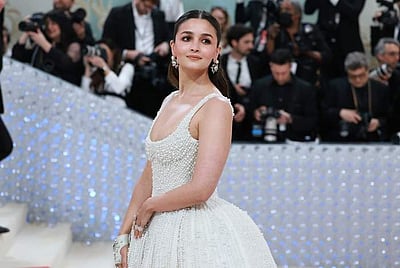 ஒரு இலட்சம் முத்துக்கள் பதிக்கப்பட்ட ஆடையுடன் ஆலியா பட்: வைரல் புகைப்படம் 