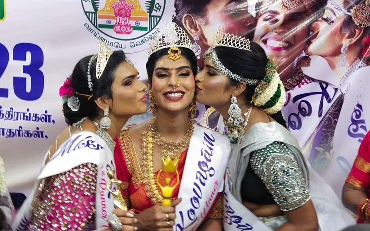 அழகிப் போட்டியின் பங்கேற்று, மிஸ் கூவாகம் 2023ஆக தேர்வு செய்யப்பட்ட சென்னை சேர்ந்த கே. நிரஞ்சனா (நடுவில்), இரண்டாமிடம் இடம் வென்ற சென்னை சேர்ந்த ஜி.டிஷா (இடது ஓரம்), மூன்றாமிடம் பெற்ற சேலம் சாதனா.