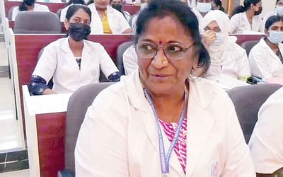 மருத்துவம் பயிலும் மூதாட்டி