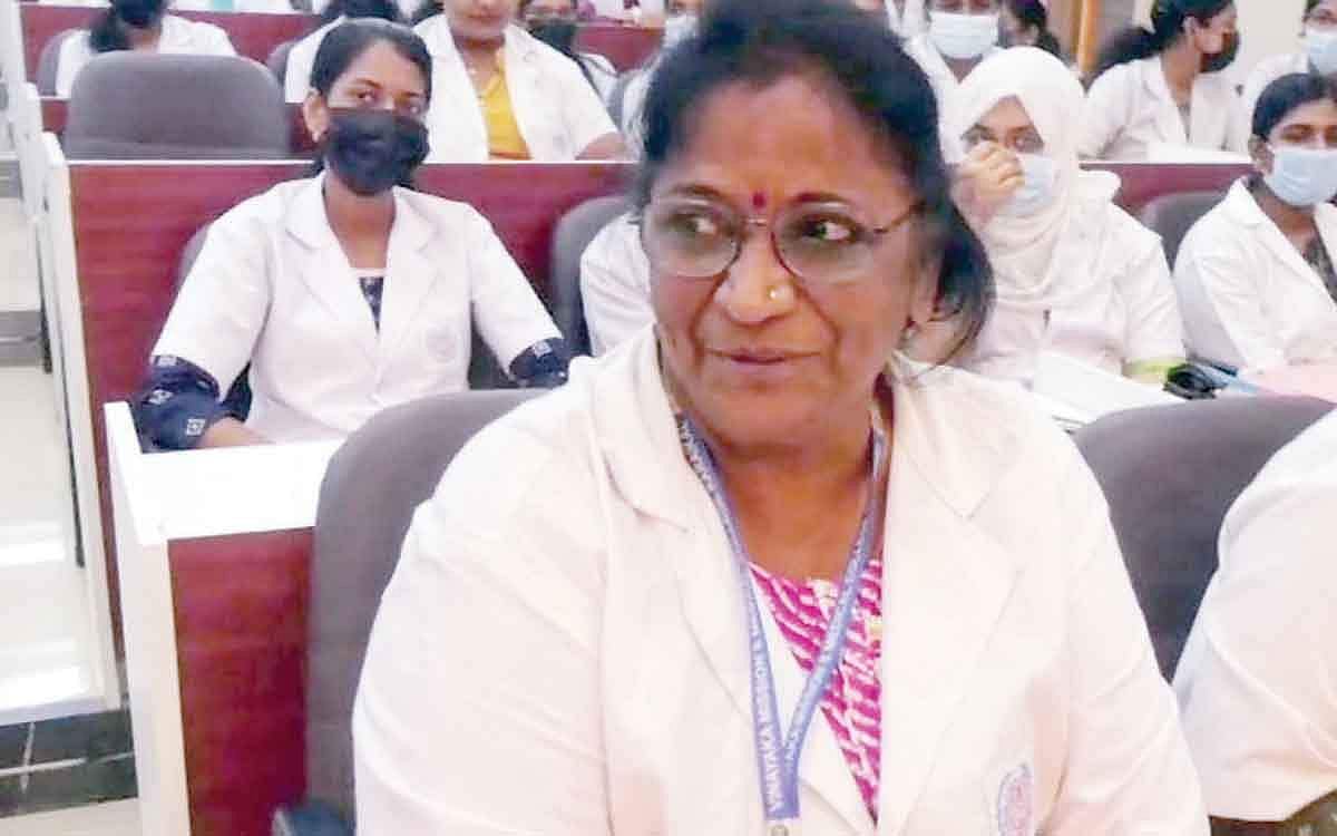 மருத்துவம் பயிலும் மூதாட்டி