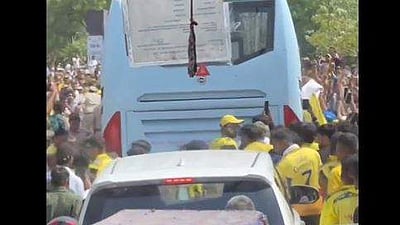 சிஎஸ்கே அணியின் வாகனத்தை சூழ்ந்த ரசிகர்கள்: வைரல் விடியோ