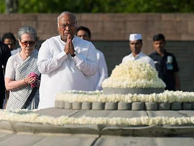 ராஜீவ் காந்தி நினைவு நாள்: சோனியா, ராகுல் மரியாதை
