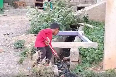 கழிவு நீர் கால்வாயை சுத்தம் செய்யும் 5 வயது சிறுவன்!