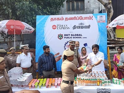 தினமணி சார்பில் காவலர்களுக்கு குடிநீர், தூய்மைப் பணியாளர்களுக்கு தொப்பி, கையுறைகள்!