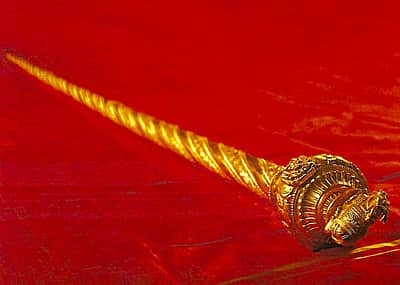 சிறிதாகிய வளைவும் இல்லாதது செங்கோல்