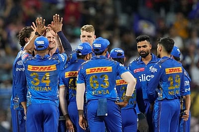 பந்துவீச்சை தேர்வு செய்த மும்பை: குஜராத் அணியில் இரு மாற்றங்கள்!