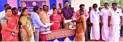 மனுநீதி முகாம்களில் திட்டங்கள் குறித்து விழிப்புணா்வு: செங்கல்பட்டு ஆட்சியா்