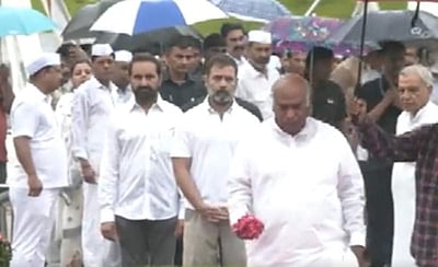 முன்னாள் பிரதமர் நேரு நினைவு நாள்: கார்கே, ராகுல் காந்தி மரியாதை