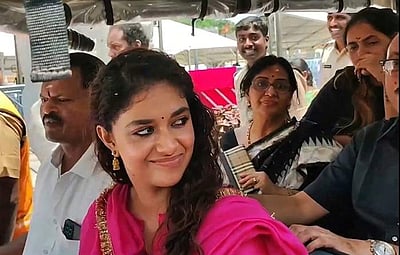 அக்காவிற்காக திருப்பதியில் சாமி தரிசனம் செய்த கீர்த்தி சுரேஷ்!