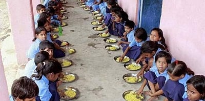 பிகார்: அரசுப் பள்ளியில் வழங்கப்பட்ட மதிய உணவில் பாம்பு