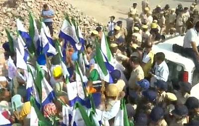 புதிய நாடாளுமன்ற கட்டடம் அருகே தடுத்து நிறுத்தப்பட்ட போராட்டக்காரர்கள்!