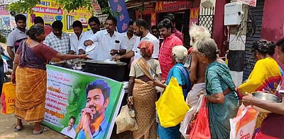 உலக பட்டினி தினம்: ஏழை, எளிய மக்களுக்கு உணவு வழங்கிய விஜய் மக்கள் இயக்கம்!