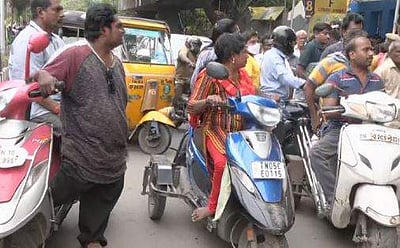 ஐபிஎல் டிக்கெட்: மாற்றுத்திறனாளிகளின் திடீர் சாலை மறியலால் பரபரப்பு!