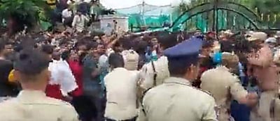 ஐபிஎல் டிக்கெட்: சேப்பாக்கத்தில் கிரிக்கெட் ரசிகர்கள் மீது தடியடி!