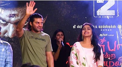 ஆரவாரம் செய்த ரசிகர்களால் கோபித்துக் கொண்டு சென்ற நடிகர் ஆர்யா!