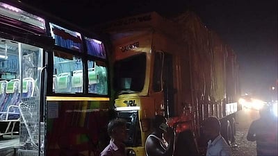 தனியார் பேருந்தின் மீது லாரி மோதி விபத்து: கிளீனர் பலி!