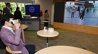 உலகின் அதிநவீன மின்னணு நிறுவனத்தை பார்வையிட்ட முதல்வர்!