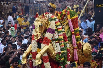 பச்சை நிறப் பட்டுடுத்தி வைகையில் இறங்கினார் கள்ளழகர்