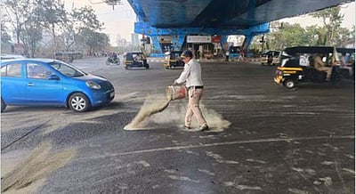 வாகன ஓட்டிகளுக்காக.. சாலையில் மணல் கொட்டிய காவலர்!