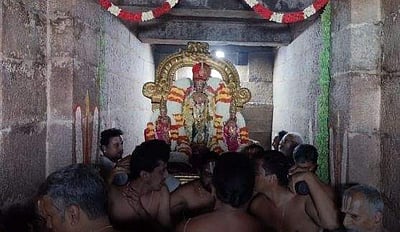 சித்ரா பௌர்ணமி:  நடாவி கிணற்றில் எழுந்தருளிய காஞ்சி வரதராஜ பெருமாள்!
