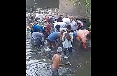 கழிவுநீர் வாய்க்காலில் கட்டுக்கட்டாக கிடந்த ரூ.2000, 500 நோட்டுகள்: அள்ளிச் சென்ற பொதுமக்கள் - வைரலாகும் விடியோ!