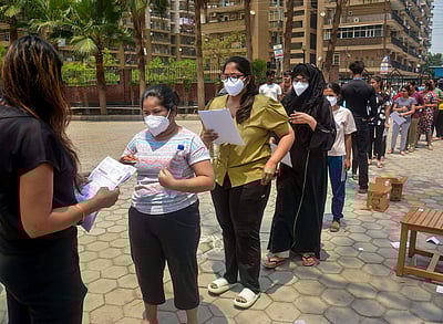 கடும் கட்டுப்பாடுகளுடன் 5,453 மையங்களில் நீட் தோ்வு! 
இயற்பியல் கேள்விகள் மிகவும் கடினம்