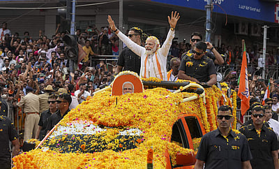 கர்நாடக தேர்தல்: பிரதமர் மோடியின் பிரமாண்ட ரோடு ஷோ - புகைப்படங்கள்