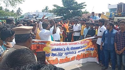 நாமக்கல் அருகே ஜல்லிக்கட்டுக்கு அனுமதி கோரி காளைகளுடன் போராட்டம்!
