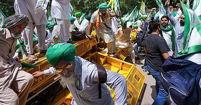 மல்யுத்த வீரா்களுக்கு ஆதரவு: ஜந்தர் மந்தரை அடைந்த ஆயிரக்கணக்கான விவசாயிகள்!