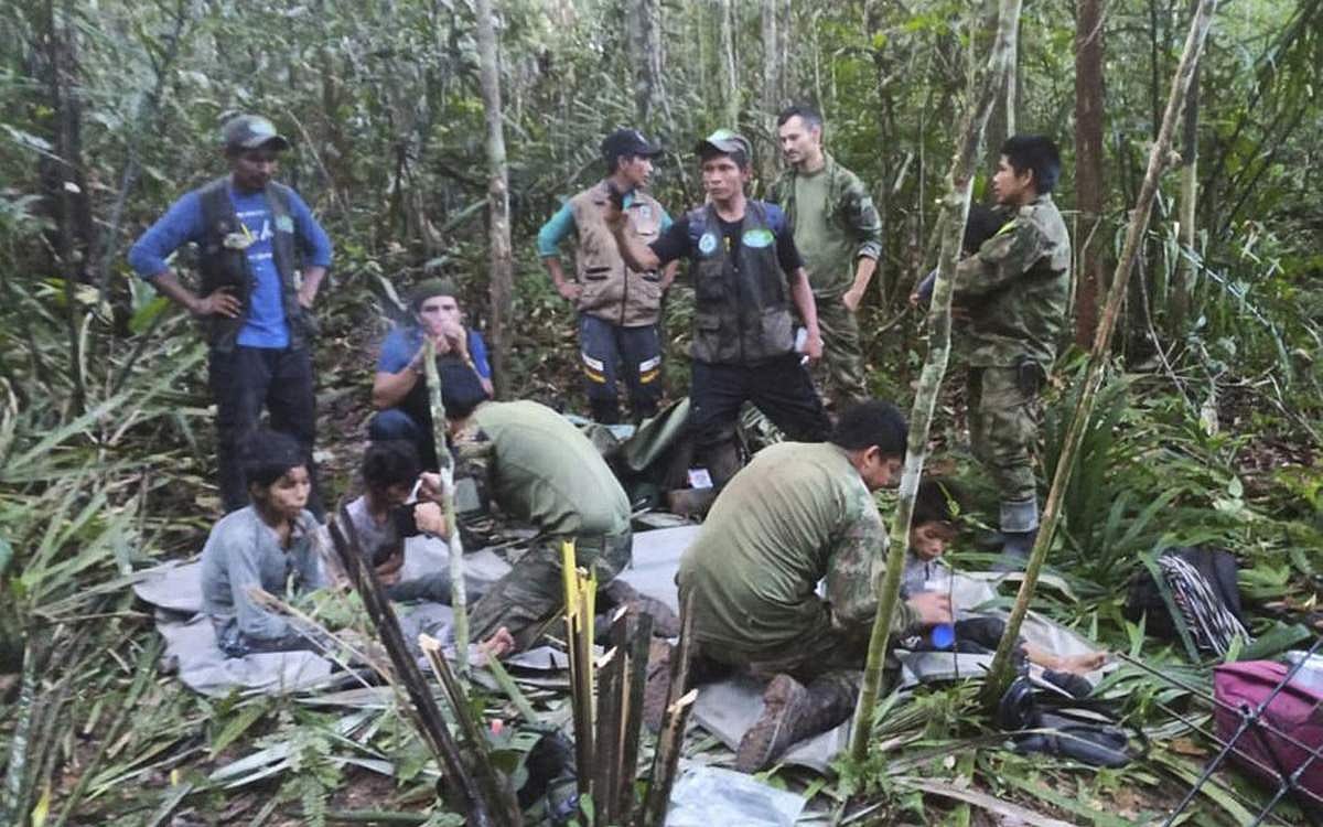 விமான விபத்தில் 40 நாட்களுக்கு முன்பு காணாமல் போன 4 குழந்தைகள் உயிருடன் கண்டுபிடித்து மீட்ட கொலம்பிய ராணுவம்.