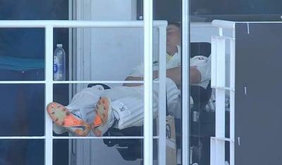 டெஸ்ட் கிரிக்கெட்டின்போது தூங்கிக்கொண்டிருந்த லபுஷேன்: வைரல் விடியோ! 