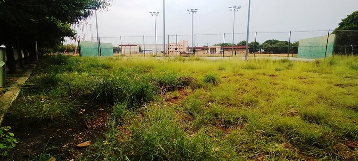 பெரம்பலூரில் பராமரிப்பின்றி பாழாகும் மாவட்ட விளையாட்டரங்கம்