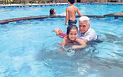 நீச்சல் பயிற்சி அளிக்கும் மூதாட்டி