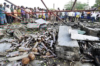 சேலத்தில் பட்டாசு கிடங்கு வெடிவிபத்தில் சிக்கிய அனைவரும் உயிரிழந்தனர்!