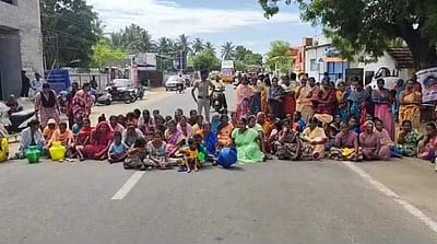 திருப்பூரில் காலி குடங்களுடன் பொதுமக்கள் சாலை மறியல்: போக்குவரத்து பாதிப்பு