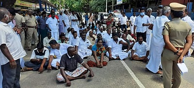 மன்னார்குடியில் பிரசவத்தின்போது பெண் உயிரிழப்பு: நிவாரணம் கேட்டு கிராம மக்கள் மறியல்