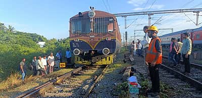 பிகாரில் தனியாகக் கழன்று சென்ற ரயில் என்ஜின்! பெரும் விபத்து தவிர்ப்பு!