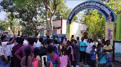பள்ளி தலைமை ஆசிரியர் இடமாற்றம்: பள்ளியை புறக்கணித்து மாணவர்கள் பெற்றோர்களுடன் போராட்டம்!